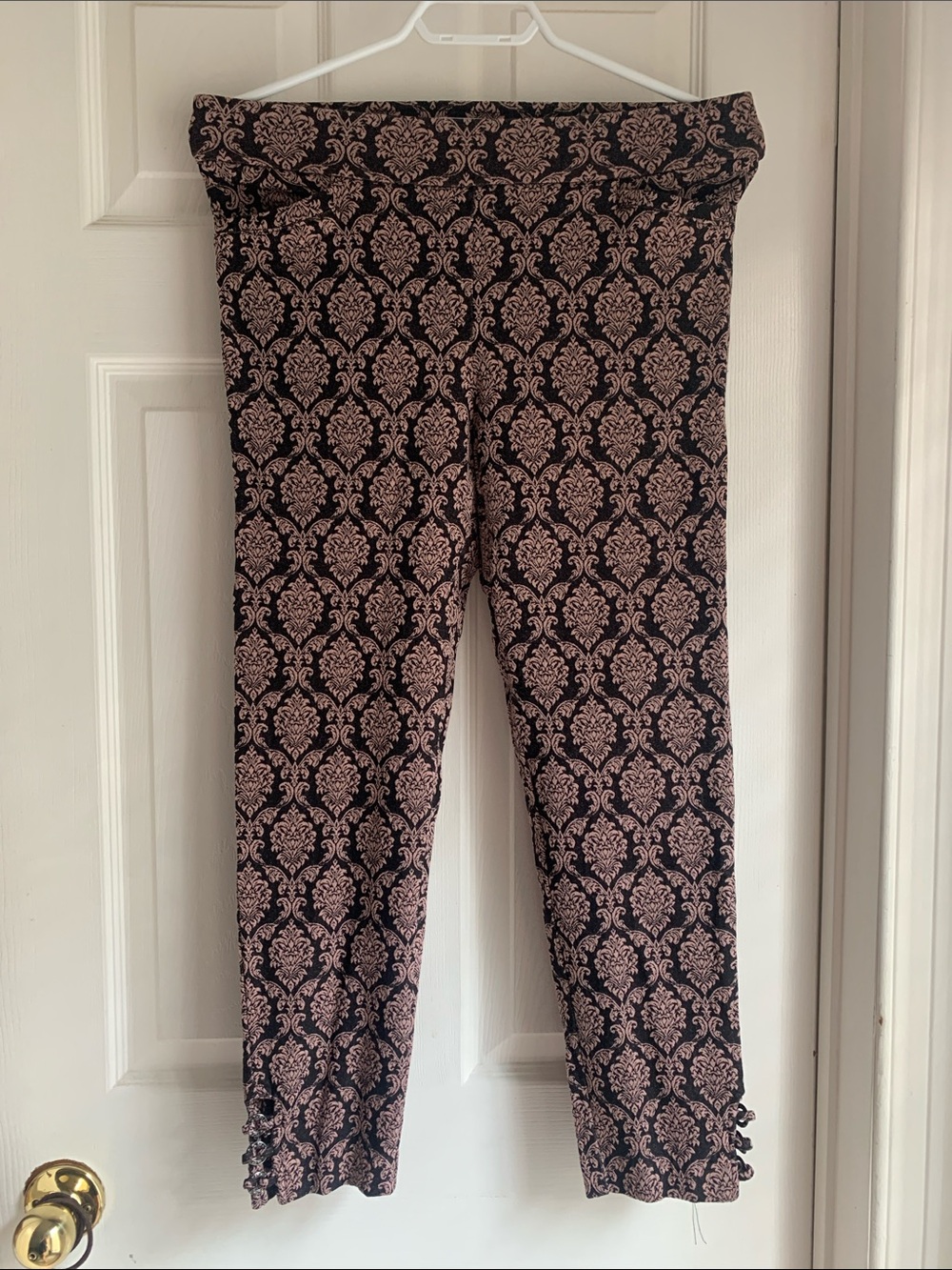 89th & Madison Black and Pink Damask Stretch Capris